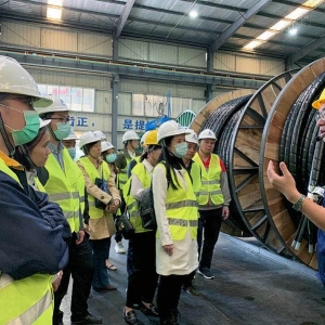 標(biāo)桿傳幫帶·育護“產(chǎn)業(yè)林”  工業(yè)企業(yè)交流學(xué)習(xí)活動走進(jìn)縱覽線纜集團 ...